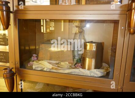 Hollywood, California, USA 19 agosto 2020 UNA visione generale dell'atmosfera dell'attrice Bebe Daniels tomba e marito attore ben Lyon's grave in Chapel Columbarium al Hollywood Forever Cemetery il 19 agosto 2020 a Hollywood, California, USA. Foto di Barry King/Alamy Stock foto Foto Stock