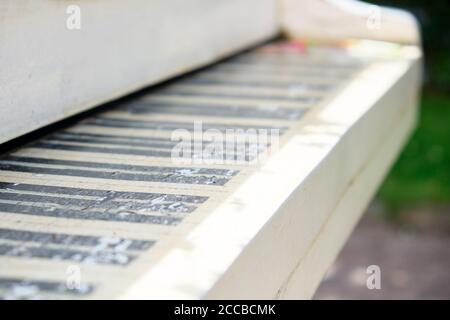 Astratti le chiavi del pianoforte da un pianoforte di legno nella strada. Foto Stock