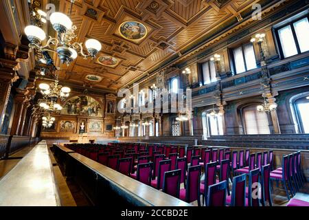 Heidelberg, Germania. 16 luglio 2020. Le file di sedie si trovano nell'auditorium della Vecchia Università di Ruprecht-Karls. (A dpa 'R per Ruperto Carola - la più antica università tedesca') credito: Uwe Anspach/dpa/Alamy Live News Foto Stock