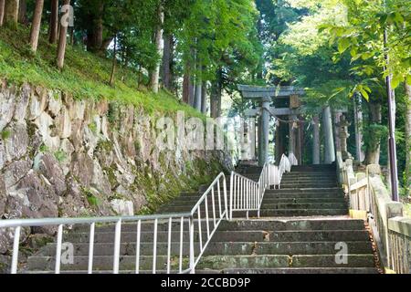 Gifu, Giappone - Agosto 04 2017- Approach to Keta Wakamiya Shrine. Un luogo storico famoso in Hida, Gifu, Giappone. Foto Stock