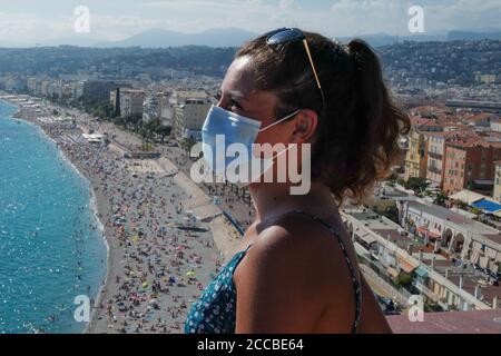 Nizza, Francia. 20 Agosto 2020. Una donna che indossa una maschera facciale cammina vicino al mare a Nizza, Francia meridionale, 20 agosto 2020. Giovedì, la Francia ha registrato 4,771 nuovi casi di coronavirus nelle ultime 24 ore, il più grande aumento giornaliero dall'inizio di aprile. Dopo l'epidemia di coronavirus, un totale di 229,814 persone ha colpito la malattia respiratoria, mentre il numero di raggruppamenti in corso di indagine era aumentato di 33 a 266 da mercoledì, i dati del Ministero della Sanità hanno mostrato. Credit: Serge Haouzi/Xinhua/Alamy Live News Foto Stock