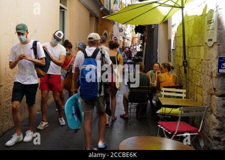 Nizza, Francia. 20 Agosto 2020. Le persone che indossano maschere facciali camminano sulla strada a Nizza, Francia meridionale, 20 agosto 2020. Giovedì, la Francia ha registrato 4,771 nuovi casi di coronavirus nelle ultime 24 ore, il più grande aumento giornaliero dall'inizio di aprile. Dopo l'epidemia di coronavirus, un totale di 229,814 persone ha colpito la malattia respiratoria, mentre il numero di raggruppamenti in corso di indagine era aumentato di 33 a 266 da mercoledì, i dati del Ministero della Sanità hanno mostrato. Credit: Serge Haouzi/Xinhua/Alamy Live News Foto Stock