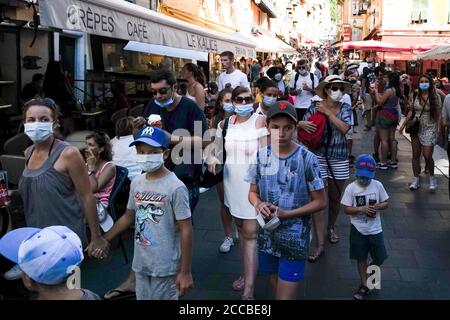 Nizza, Francia. 20 Agosto 2020. Le persone che indossano maschere facciali camminano sulla strada a Nizza, Francia meridionale, 20 agosto 2020. Giovedì, la Francia ha registrato 4,771 nuovi casi di coronavirus nelle ultime 24 ore, il più grande aumento giornaliero dall'inizio di aprile. Dopo l'epidemia di coronavirus, un totale di 229,814 persone ha colpito la malattia respiratoria, mentre il numero di raggruppamenti in corso di indagine era aumentato di 33 a 266 da mercoledì, i dati del Ministero della Sanità hanno mostrato. Credit: Serge Haouzi/Xinhua/Alamy Live News Foto Stock