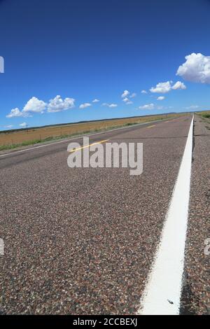 Ampia strada all'aperto sulla vecchia Route 66 fuori da Kingman, Arizona Foto Stock