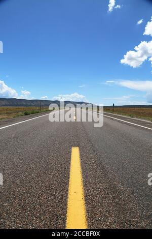 Ampia strada all'aperto sulla vecchia Route 66 fuori da Kingman, Arizona Foto Stock