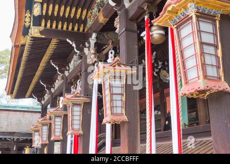 Lanterna al Santuario di Kitano Tenmangu a Kyoto, Giappone. Il santuario fu costruito durante il 947 d.C. dall'imperatore del tempo in onore di Sugawara no Michizane. Foto Stock