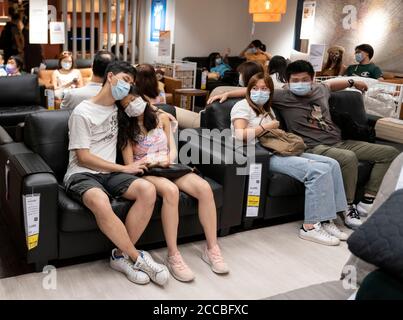 Hong Kong, Cina: 16 ago, 2020. Stile di Hong Kong a distanza sociale. Le persone si affollano in Ikea anche se rimangono ancora nel regolamentato "2 persone solo in un gruppo r Foto Stock
