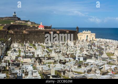 Il Cimitero di Maria Maddalena de Pazzis vicino all'oceano, fuori dalle mura della città vecchia di San Juan, Puerto Rico, e vicino al Castillo San Felipe del Morro Foto Stock