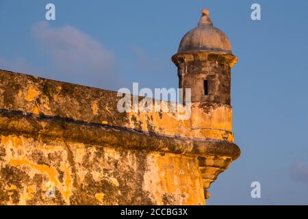 Una barzaiana, o guerite o scatola di entrata sulla parete del Castillo San Felipe del Morro nella vecchia San Juan, Puerto Rico, al crepuscolo serale. Registro nazionale Foto Stock