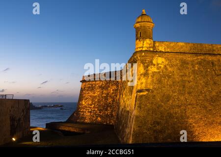 Una barzaiana, o guerite o scatola di entrata sulla parete del Castillo San Felipe del Morro nella vecchia San Juan, Puerto Rico, al crepuscolo serale. Registro nazionale Foto Stock