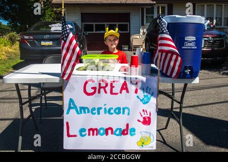 Old Forge, Pennsylvania, Stati Uniti. 20 Agosto 2020. I sostenitori di Donald Trump aspettano il suo arrivo per un discorso a Mariotti Building Products a Old Forge, Pennsylvania, la vicina città dell'avversario presidenziale Joe Biden, città natale di Scranton il 20 agosto 2020, a Scranton, Pennsylvania. Credit: Chris Tuite/Image Space/Media Punch/Alamy Live News Foto Stock