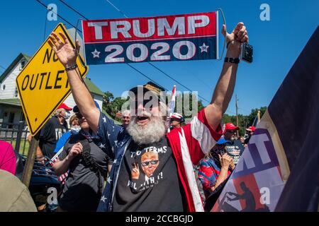 Old Forge, Pennsylvania, Stati Uniti. 20 Agosto 2020. I sostenitori di Donald Trump aspettano il suo arrivo per un discorso a Mariotti Building Products a Old Forge, Pennsylvania, la vicina città dell'avversario presidenziale Joe Biden, città natale di Scranton il 20 agosto 2020, a Scranton, Pennsylvania. Credit: Chris Tuite/Image Space/Media Punch/Alamy Live News Foto Stock