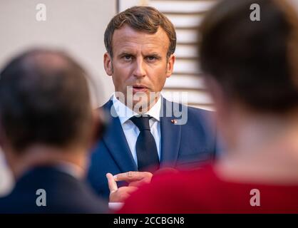 Bormes Les Mimosas, Francia. 20 Agosto 2020. Emmanuel Macron, Presidente della Francia, interviene ad una conferenza stampa presso la residenza estiva del Capo di Stato, il Forte di Bregancon. L'ex fortezza si trova su una roccia sulla costa mediterranea vicino Tolone. Credit: Michael Kappeler/dpa/Alamy Live News Foto Stock