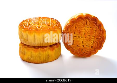 Traduzione del cinese in inglese-loto pasta di semi con tuorlo mooncakes tradizionali su bianco senza logo o marchio Foto Stock