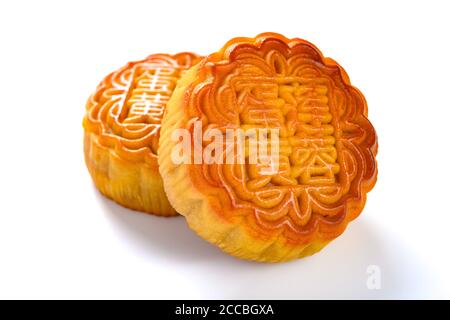 Traduzione del cinese in inglese-loto pasta di semi con tuorlo mooncakes tradizionali su bianco senza logo o marchio Foto Stock