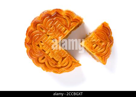 Traduzione del cinese in pasta di semi di loto inglese con yolk una torta di mooncake tradizionale tagliata su no bianco logo o marchio Foto Stock