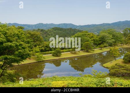 Giardino superiore presso la Villa Imperiale Shugakuin (Shugakuin Rikyu) a Kyoto, Giappone. Fu originariamente costruito dall'Imperatore in pensione Go-Mizunoo. Foto Stock