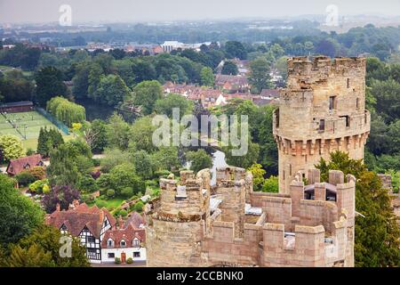 Vista della città di Warwick dal castello di Warwick Foto Stock