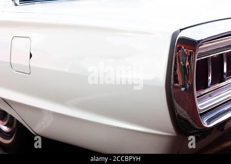 Primo piano dello sportello del serbatoio del carburante di un'auto con luce calda Foto Stock