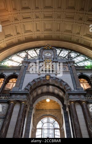 Anversa, Belgio, 16 agosto 2020, a basso angolo del famoso orologio, la facciata e il tetto della stazione centrale Foto Stock