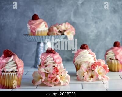 Fuoco selettivo di cupcakes ricoperti di glassa di fragole e. raspberry toping Foto Stock