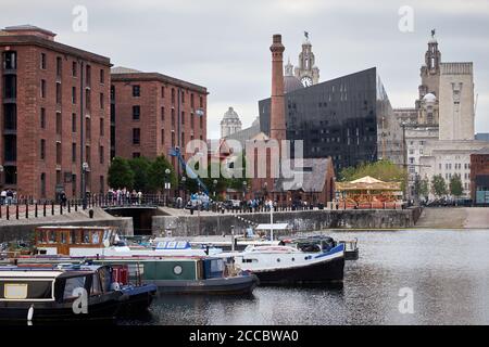 Bacino del canale a Liverpool con edifici famosi Foto Stock