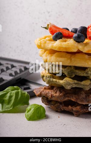 focalizzazione selettiva, cialde di cagliata con vaniglia e bacche fresche su sfondo chiaro Foto Stock