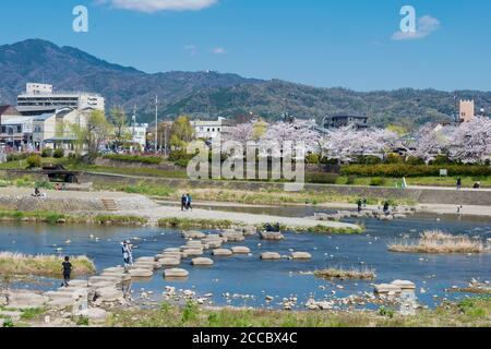 Kyoto, Giappone - splendida vista panoramica dal fiume Kamo (Kamo-gawa) a Kyoto, Giappone. Le rive del fiume sono luoghi popolari a piedi per residenti e turisti. Foto Stock