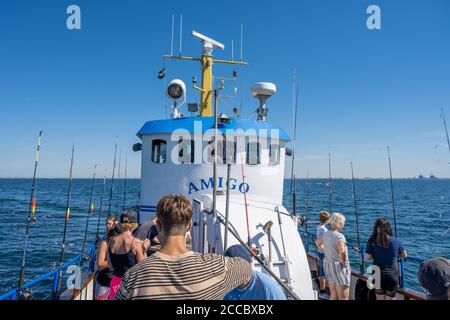 Malmo, Svezia - 6 agosto 2020: Persone in un viaggio di pesca in cerca di Codfish e sgombro. Oceano blu e cielo sullo sfondo Foto Stock