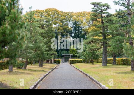 Approccio alla Tomba dell'Imperatore Komyo a Kyoto, Giappone. L'Imperatore Komyo (1322-1380) fu il secondo Imperatore della Corte del Nord. Foto Stock