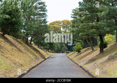 Approccio alla Tomba dell'Imperatore Komyo a Kyoto, Giappone. L'Imperatore Komyo (1322-1380) fu il secondo Imperatore della Corte del Nord. Foto Stock