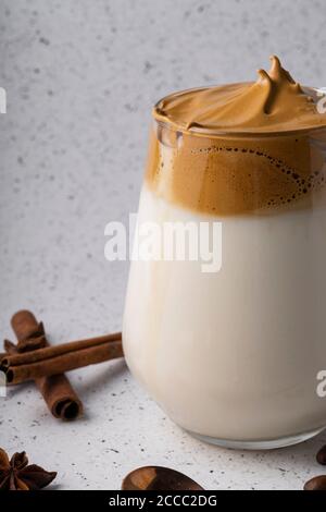 Fuoco selettivo, bevanda coreana, caffè dalgona. Con latte freddo, schiuma dolce forte con zucchero Foto Stock