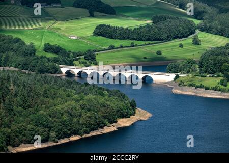 Uno dei ponti stradali sopra il lago artificiale di Ladybower nel Peak District, Derbyshire, Inghilterra. Foto Stock