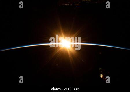 ISS - 24 luglio 2020 - i primi raggi del sole Scoppiò sopra l'orizzonte della Terra durante un'alba orbitale come La Stazione spaziale Internazionale è orbitata sopra il Foto Stock