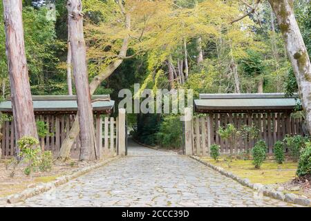 Kyoto, Giappone - approccio al Mausoleo dell'Imperatore Tenji a Yamashina, Kyoto, Giappone. L'imperatore Tenji (626-672) fu il 38° imperatore del Giappone. Foto Stock