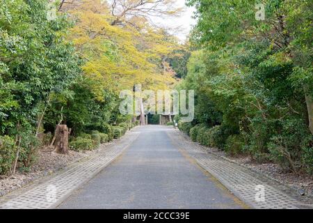 Kyoto, Giappone - approccio al Mausoleo dell'Imperatore Tenji a Yamashina, Kyoto, Giappone. L'imperatore Tenji (626-672) fu il 38° imperatore del Giappone. Foto Stock