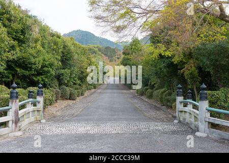 Kyoto, Giappone - approccio al Mausoleo dell'Imperatore Tenji a Yamashina, Kyoto, Giappone. L'imperatore Tenji (626-672) fu il 38° imperatore del Giappone. Foto Stock