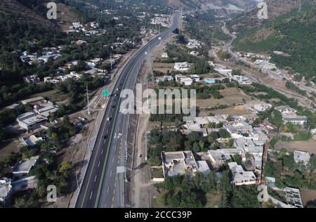 Islamabad. 21 Agosto 2020. Foto scattata il 18 novembre 2019 mostra la sezione della superstrada da Havelian a Mansehra sotto la Karakoram Highway (KKH) fase due progetto nella provincia di Khyber Pakhtunkhwa nel nord-ovest del Pakistan. PER ANDARE CON XINHUA TITOLI DI AGOSTO. 21, 2020. Credit: Liu Tian/Xinhua/Alamy Live News Foto Stock