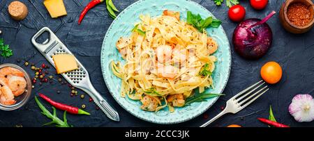 Fettuccine di pasta italiana con gamberi su un piatto Foto Stock