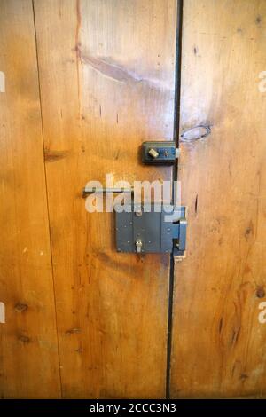 Immagine verticale di una vecchia serratura Foto Stock