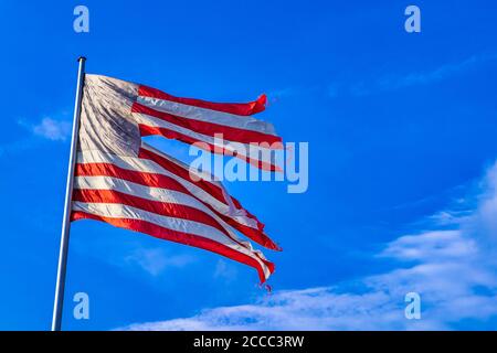 08.08.2013, Berlino, Stelle e strisce, una bandiera degli Stati Uniti d'America che sventola nel vento in una versione estremamente frantumata come simbolo di uno stato disperato degli Stati Uniti contro un cielo blu e leggermente nuvoloso. La bandiera mostra sette strisce rosse e sei strisce bianche, che stanno per i 13 stati fondatori, e un campo bandiera blu nell'angolo in alto a sinistra, le cui attualmente 50 stelle bianche simboleggiano i 50 stati degli Stati Uniti. | utilizzo in tutto il mondo Foto Stock