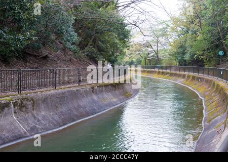 Kyoto, Giappone - Lago Biwa Canal (Biwako Sosui) a Yamashina, Kyoto, Giappone. Lago Biwa Canal è un canale navigabile in Giappone. Foto Stock