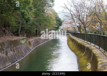 Kyoto, Giappone - Lago Biwa Canal (Biwako Sosui) a Yamashina, Kyoto, Giappone. Lago Biwa Canal è un canale navigabile in Giappone. Foto Stock