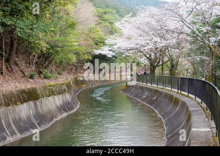 Kyoto, Giappone - Lago Biwa Canal (Biwako Sosui) a Yamashina, Kyoto, Giappone. Lago Biwa Canal è un canale navigabile in Giappone. Foto Stock