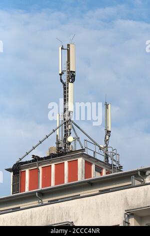 Agosto 1, 2020, Kiel, un palo del telefono delle cellule con varie antenne del telefono delle cellule su un tetto della casa nel centro di Kiel. | utilizzo in tutto il mondo Foto Stock