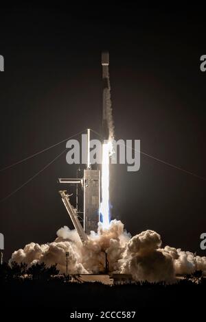 CAPE CANAVERAL, USA - 07 agosto 2020 - Venerdì 7 agosto alle ore 1:12 EDT, 5:12 UTC, SpaceX ha lanciato la sua decima missione Starlink, che includeva 57 S. Foto Stock