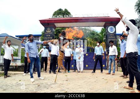 Nagaon, Assam, India. 21 agosto 2020. Gli studenti bruciano l'effigie di un attore di spicco di Assam Jatin Bora per il rientro in BJP, che si dimise dal Bharatiya Janata Party durante la protesta CAA, di fronte al Nagaon GNDG Commerce College a Nagaon, Assam Credit: DIGANTA TALUKDAR/Alamy Live News Foto Stock