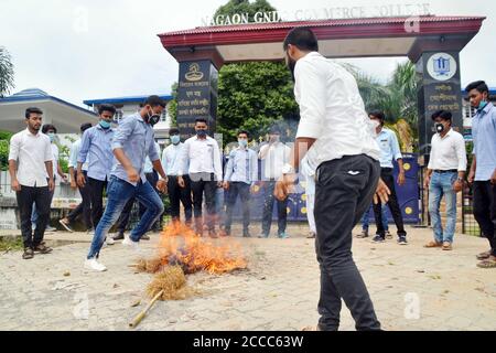 Nagaon, Assam, India. 21 agosto 2020. Gli studenti bruciano l'effigie di un attore di spicco di Assam Jatin Bora per il rientro in BJP, che si dimise dal Bharatiya Janata Party durante la protesta CAA, di fronte al Nagaon GNDG Commerce College a Nagaon, Assam Credit: DIGANTA TALUKDAR/Alamy Live News Foto Stock