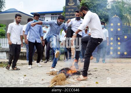 Nagaon, Assam, India. 21 agosto 2020. Gli studenti bruciano l'effigie di un attore di spicco di Assam Jatin Bora per il rientro in BJP, che si dimise dal Bharatiya Janata Party durante la protesta CAA, di fronte al Nagaon GNDG Commerce College a Nagaon, Assam Credit: DIGANTA TALUKDAR/Alamy Live News Foto Stock