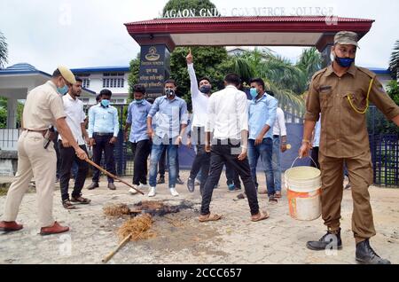 Nagaon, Assam, India. 21 agosto 2020. Gli studenti bruciano l'effigie di un attore di spicco di Assam Jatin Bora per il rientro in BJP, che si dimise dal Bharatiya Janata Party durante la protesta CAA, di fronte al Nagaon GNDG Commerce College a Nagaon, Assam Credit: DIGANTA TALUKDAR/Alamy Live News Foto Stock